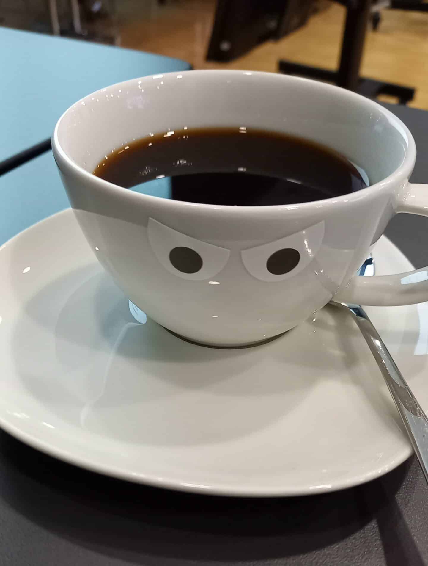 Claudia Küpker Tasse mit Klebeaugen
