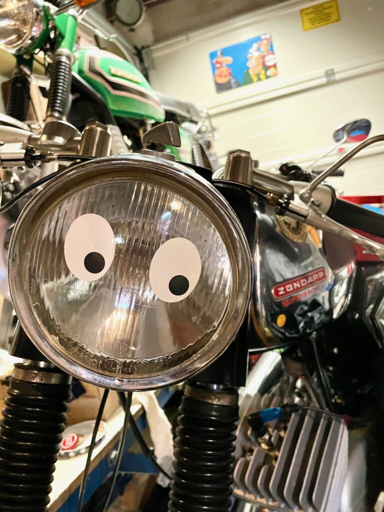 Harold Sternath Motorrad mit Klebeaugen