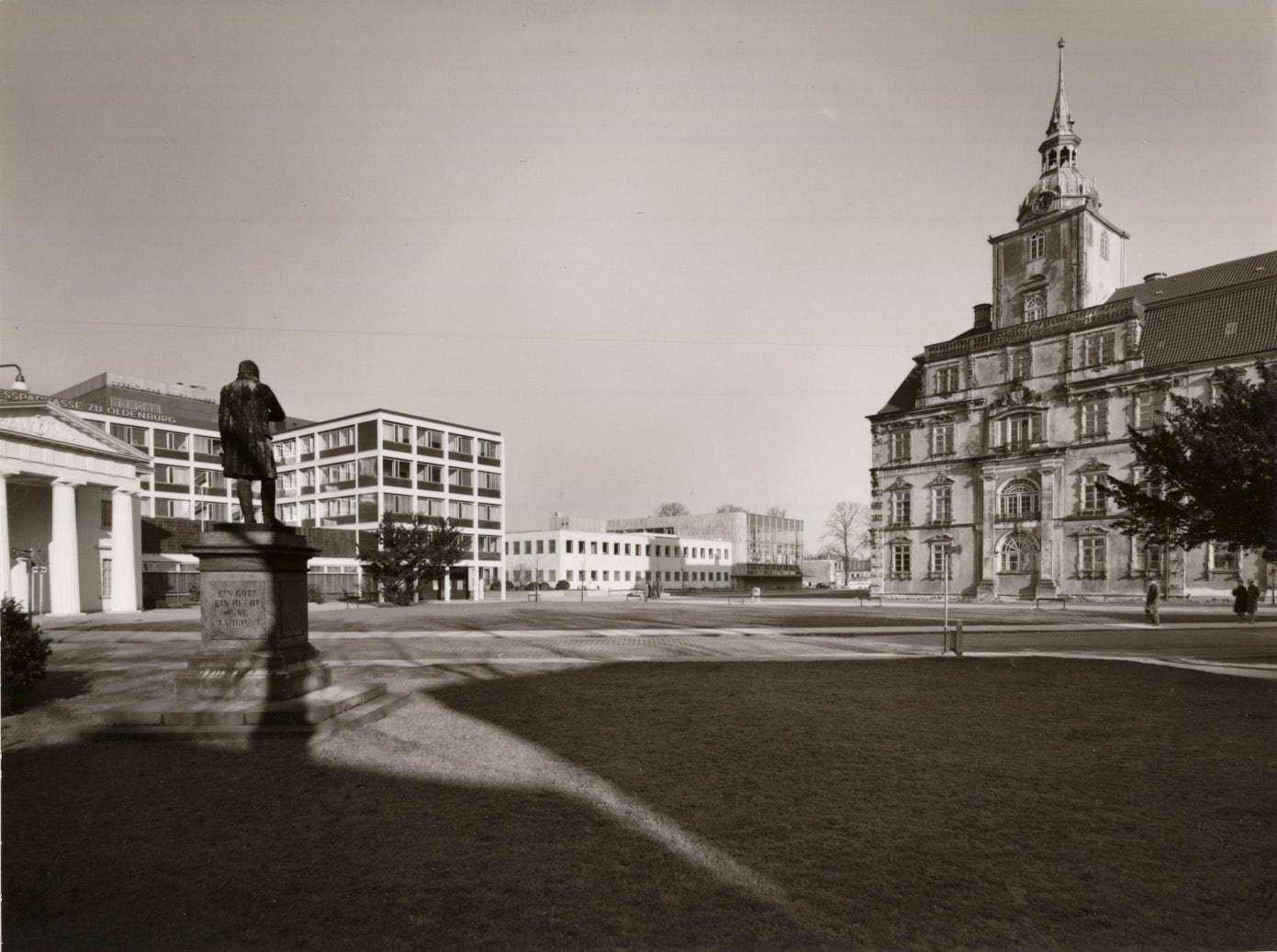 Ba 2983 Schloss Schlossplatz 1965 Schlossplatz mit Hallenbad, um 1965 © Stadtmuseum Oldenburg