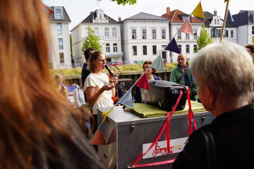 Eröffnung Hafenausstellung “Ankerplatz” Menschen bei der Eröffnung der Hafenausstellung "Ankerplatz"