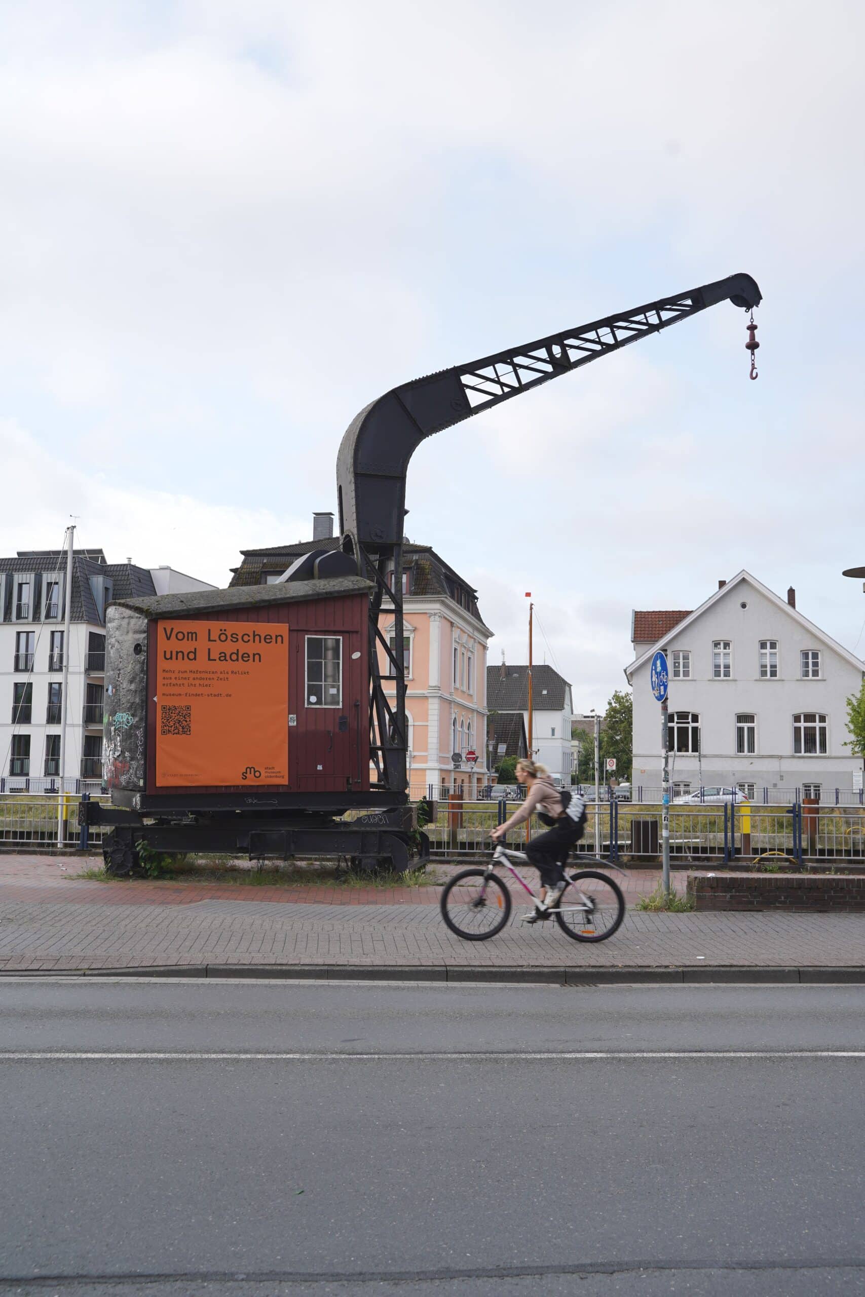 Der Hafenkran Mit Banner Der Ausstellung Ankerplatz Foto Stadtmuseum Oldenburg Der Hafenkran Mit Banner Der Ausstellung Ankerplatz Foto Stadtmuseum Oldenburg
