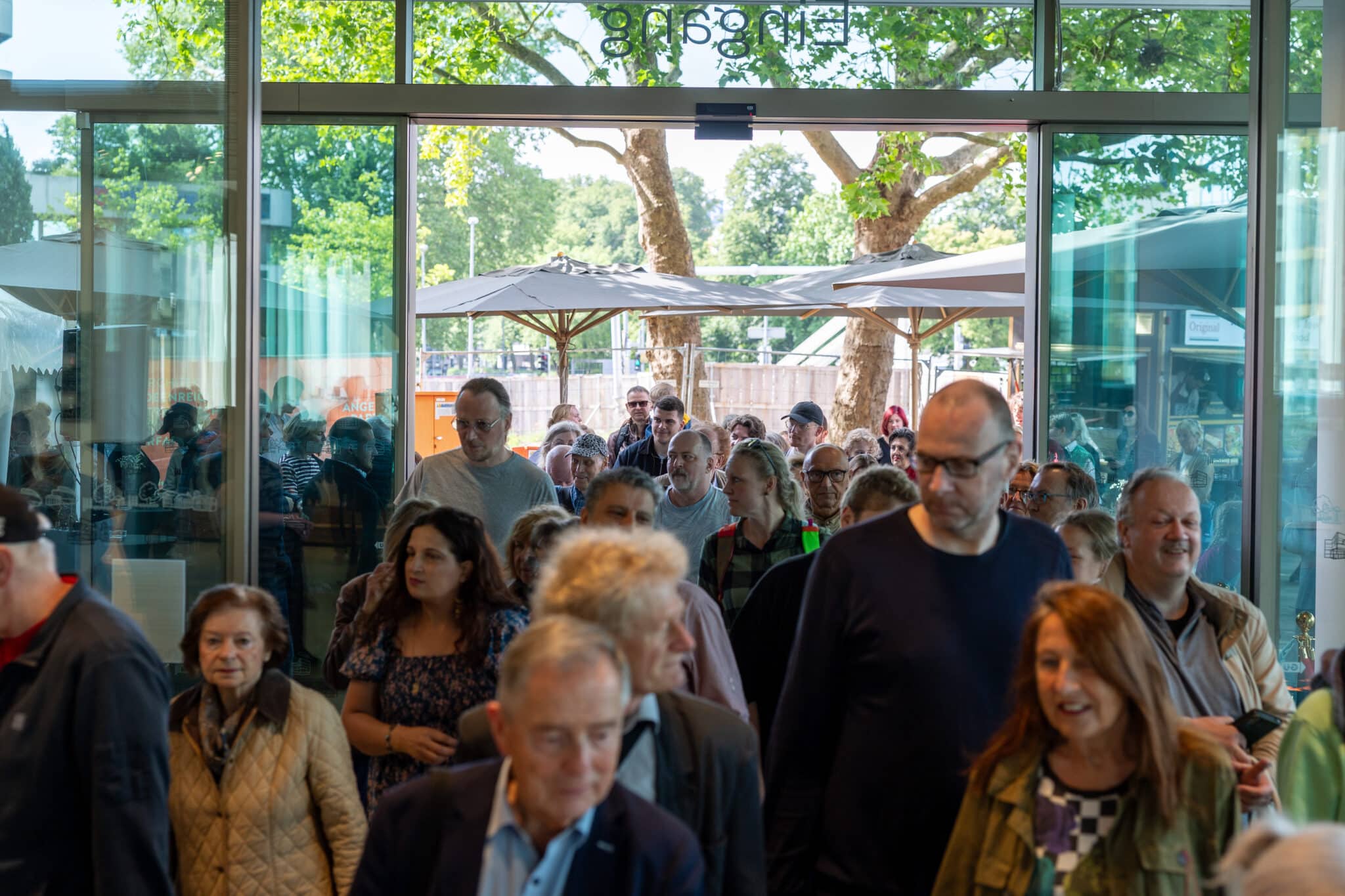 Gäste strömen ins Foyer des Stadtmuseums, Foto: Stueber Gäste strömen ins Foyer des Stadtmuseums, Foto: Stueber