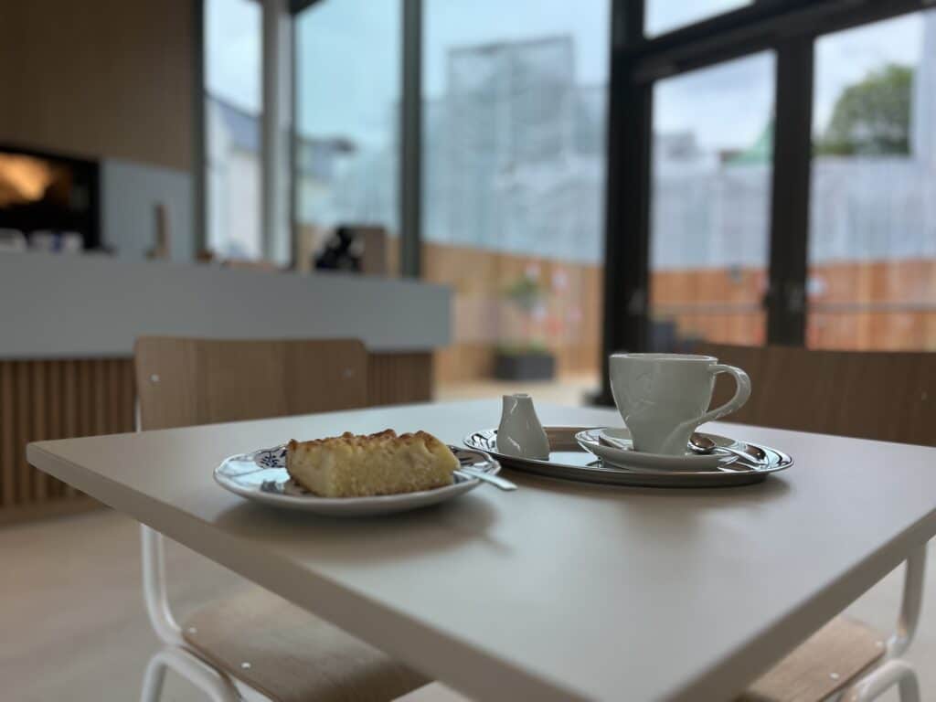 Café Atrium im Foyer des Stadtmuseums Kaffee und Kuchen auf einem Tisch im Museumscafé