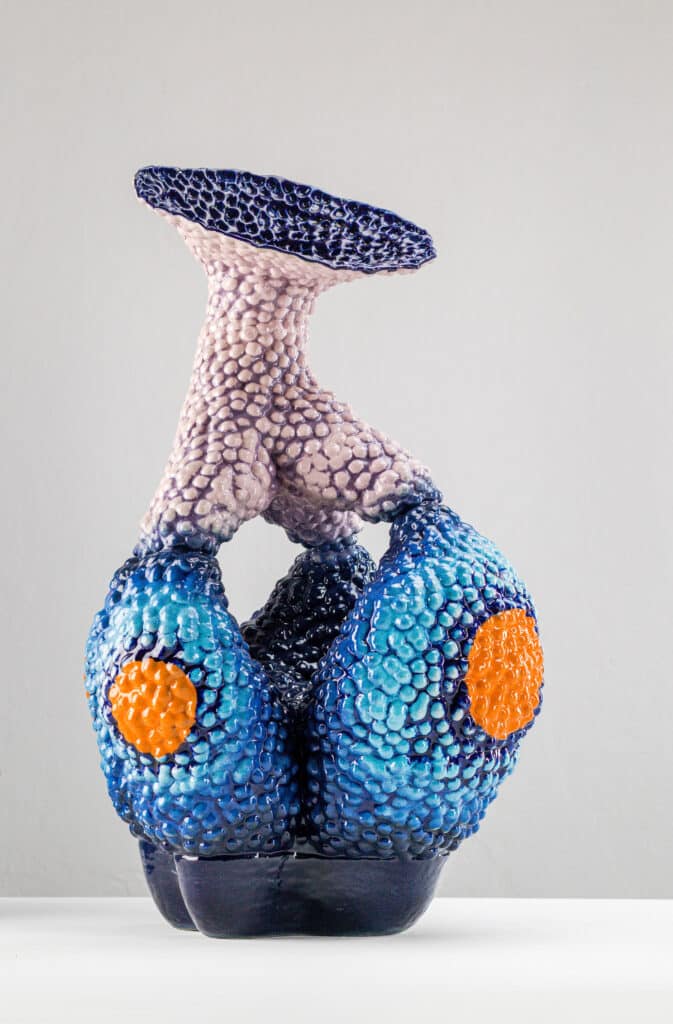 Maya Fenderl, 90´s Sunset, Keramik, Glasur, 2023. Foto Alexander Burzik © Maya Fenderl buntes Keramikkunstwerk von Maya Fenderl