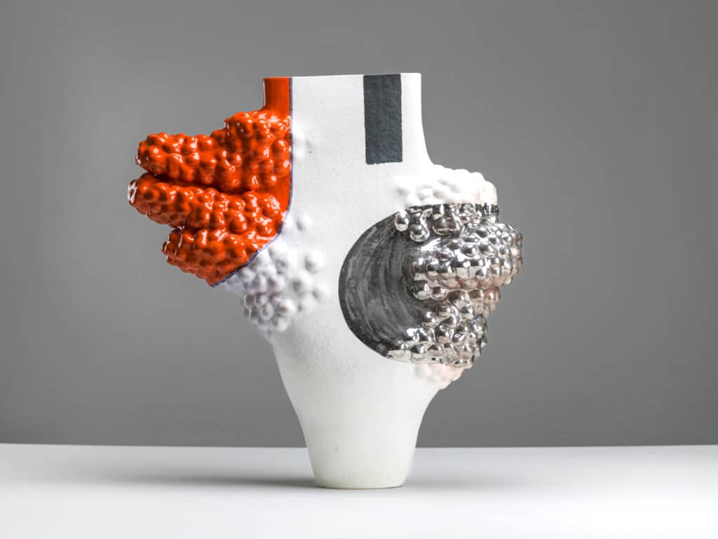 Maya Fenderl, Bird, Weißer Ton, Glasur, 2024. Foto Alexander Burzik © Maya Fenderl Keramikkunstwerk von Maya Fenderl mit roten und grauen Akzenten