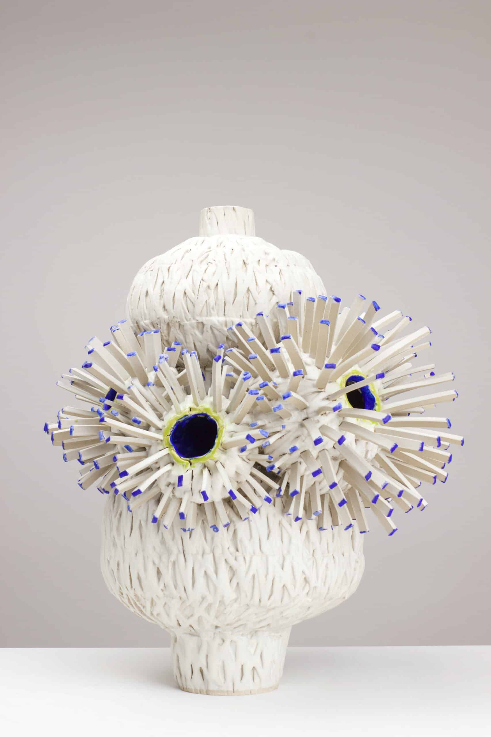 Maya Fenderl, Summer In Greece, Weißer Ton, Engobe, Glasur, 2023, © Maya Fenderl (2) Keramikvase mit weißer Glasur und zwei großen, radial angeordneten, stacheligen Blüten mit blauen Spitzen