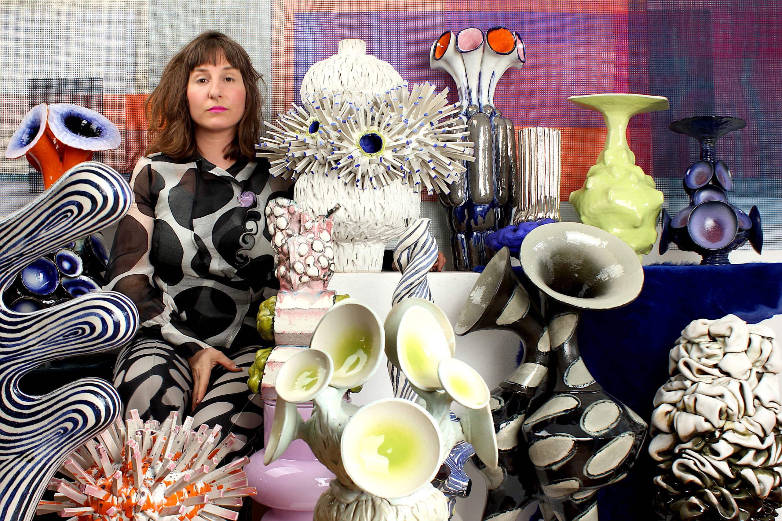 Portrait Maya Fenderl, Foto Leon Fiand Künstlerin Maya Fenderl mit ihren Kunstwerken