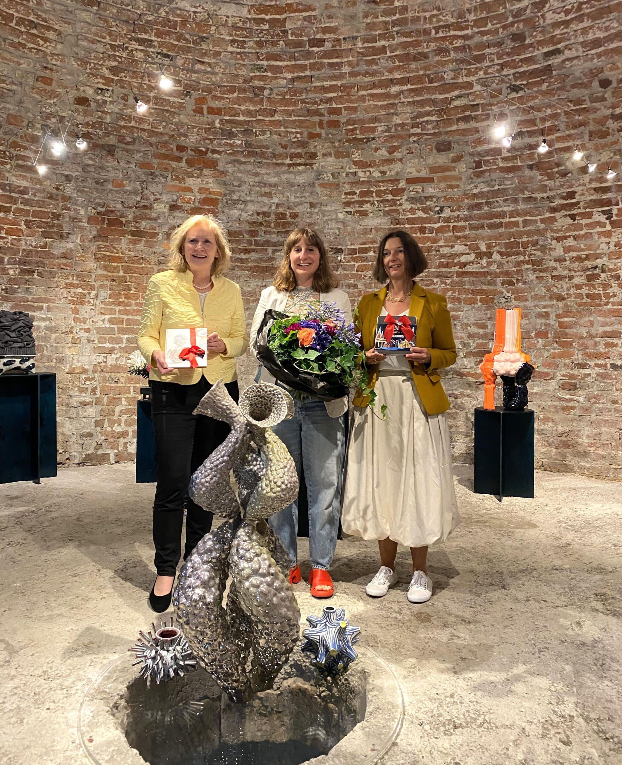 V.l.n.r. Preisverleihung Bürgermeisterin Petra Averbeck, Künstlerin Maya Fenderl Und Kuratorin Dr. Sabine Isensee © Stadtmuseum Oldenburg