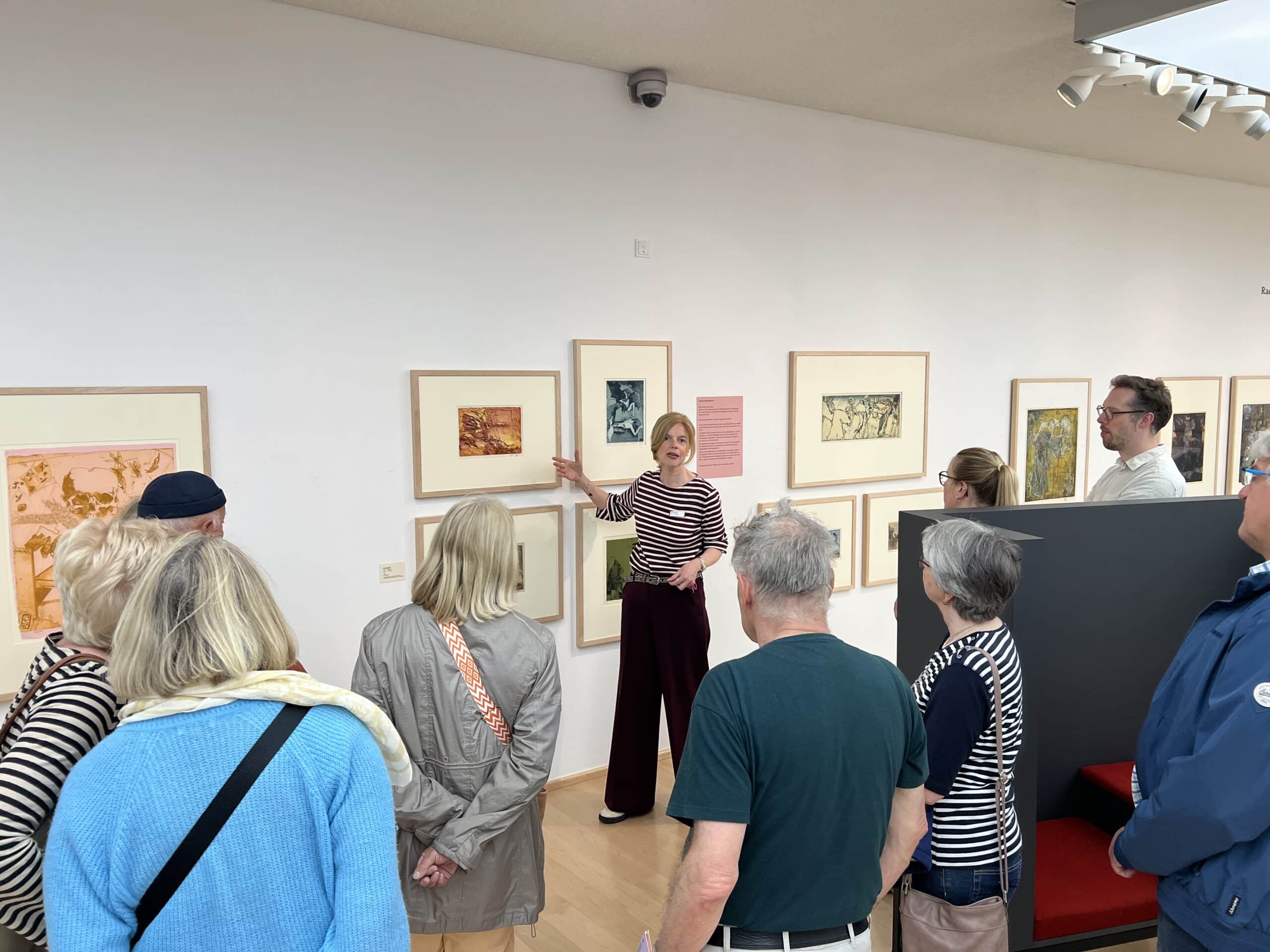 HJM Museumsleiterin Jutta Moster Hoos Führt Durch Die Horst Janssen Ausstellung, Foto Horst Janssen Museum